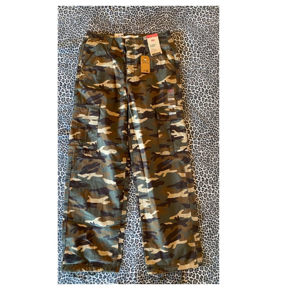Levi's Mid-Rise '94 Baggy Cargo
Wide Leg Jeans - Green Emily Camo NWT - Picture 5 of 9